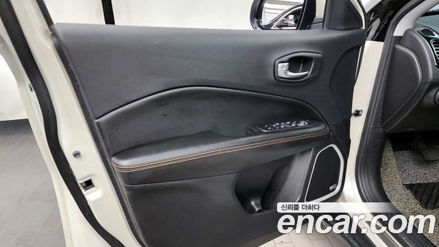 JEEP 컴패스 2세대 2.4 리미티드 AWD 2019 - photo 14 - Import Corée du Sud | International Cars