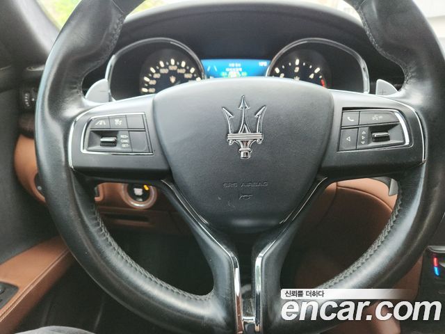 MASERATI Quattro포르테 3.0 디젤 그란루쏘 2018 - photo 9 - Import Corée du Sud | International Cars