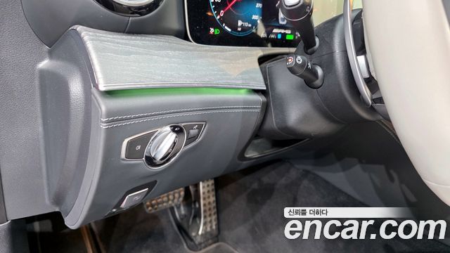 MERCEDES AMG AMG GT 4도어 43 4MATIC+ Dynamic 레드 블로썸 2023 - photo 23 - Import Corée du Sud | International Cars