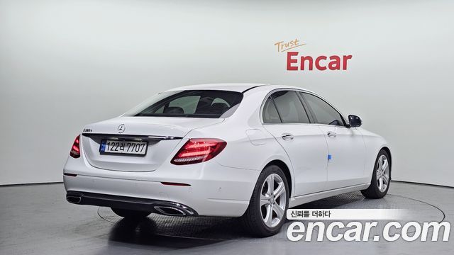 MERCEDES E-Classe W213 E220d Avantgarde 2017 - photo 2 - Import Corée du Sud | International Cars