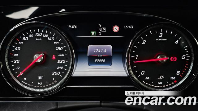 MERCEDES E-Classe W213 E220d Avantgarde 2017 - photo 8 - Import Corée du Sud | International Cars