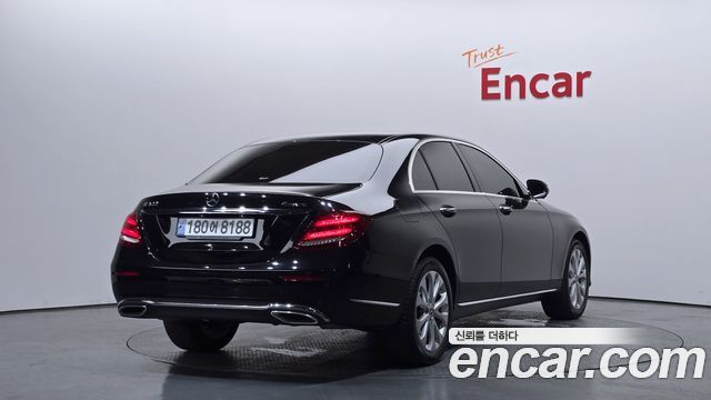 MERCEDES E-Classe W213 E300 4MATIC Exclusive 2020 - photo 2 - Import Corée du Sud | International Cars