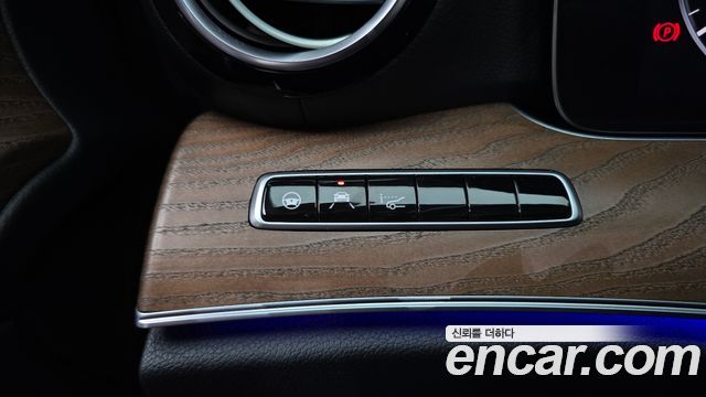 MERCEDES E-Classe W213 E300 4MATIC Exclusive 2020 - photo 30 - Import Corée du Sud | International Cars