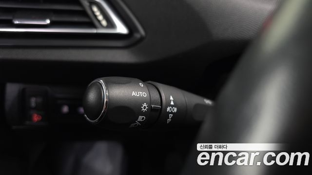 PEUGEOT 308 2세대 1.6 BlueHDi 알뤼르 2015 - photo 18 - Import Corée du Sud | International Cars