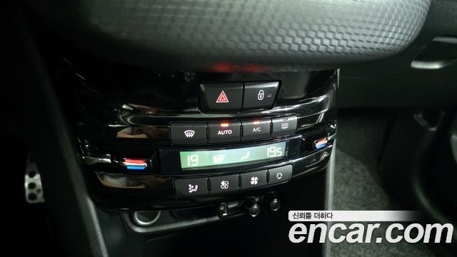PEUGEOT 2008 1.5 BlueHDi 알뤼르 2019 - photo 22 - Import Corée du Sud | International Cars