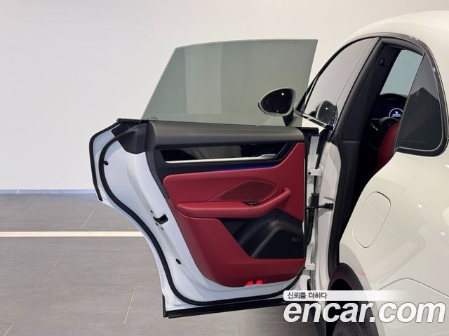 PORSCHE Macan EV 4S 2025 - photo 11 - Import Corée du Sud | International Cars