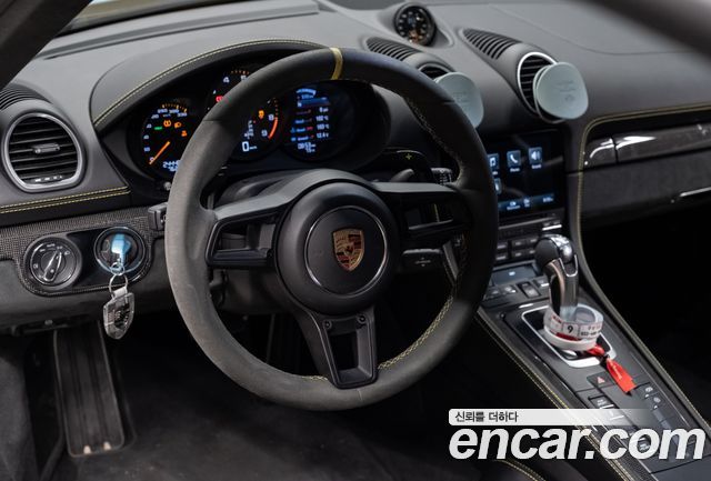 PORSCHE 718 Cayman 4.0 GT4 2022 - photo 13 - Import Corée du Sud | International Cars